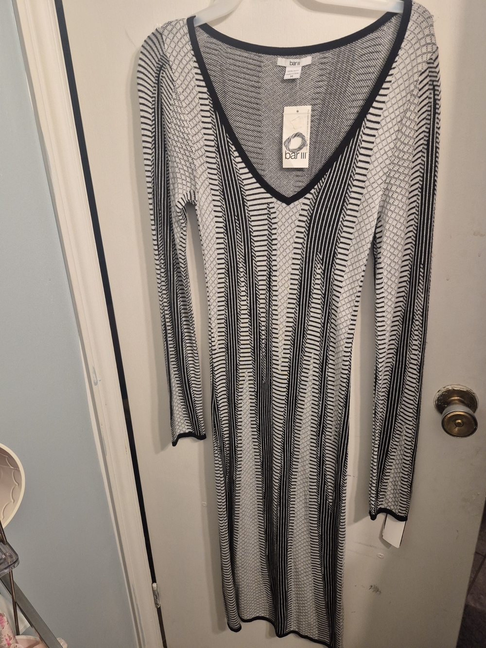 Bar III Black & White Patterned V-Neck Long Sleeve Dress